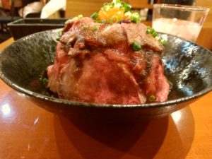 博多駅地下街　フィオリ　特製　お肉ご飯大盛り　ローストビーフ丼