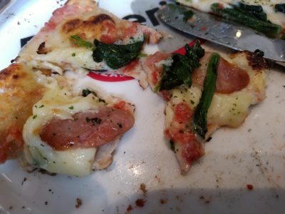 ピッツェリア・ナオ　博多リバレイン　ナイフ　ピザの食べ方2