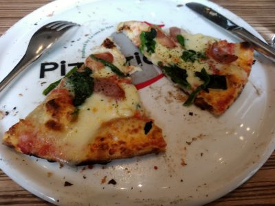 ピッツェリア・ナオ　博多リバレイン　ナイフ　ピザの食べ方1