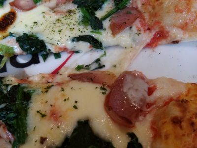 ピッツェリア・ナオ　博多リバレイン　ナイフ　ピザ　チーズ