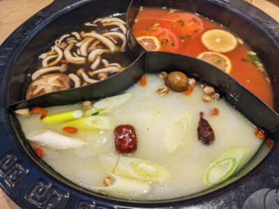 大博多中華街　スープ　手前コラーゲン　左きのこスープ　右肉とトマトのスープ