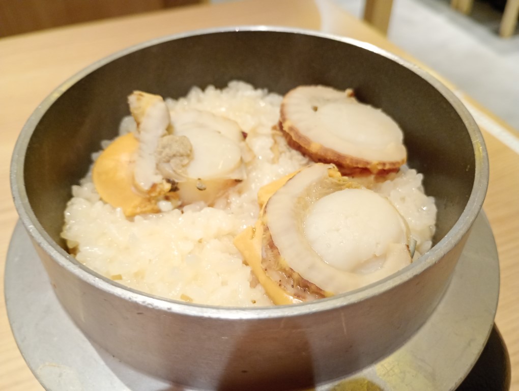 串とメシにはサケキタル。小倉駅店 ホタテ釜飯