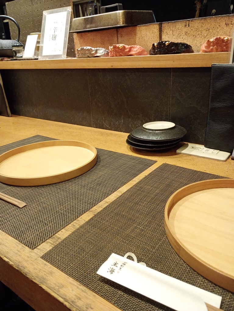 炉端割烹 主海 春吉 店内 カウンター