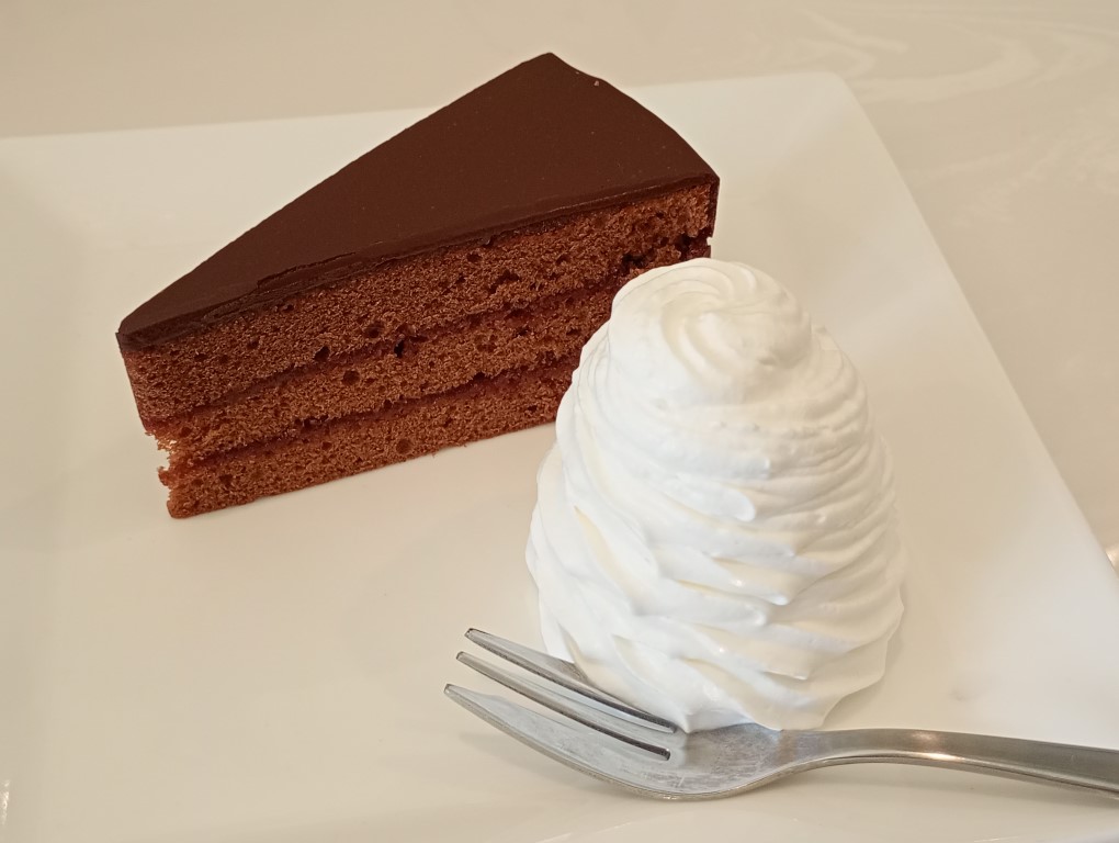 カフェ コンディトライ ウィーン　Cafe Konditorei Wien　筑前町　ザッハートルテ　生クリーム