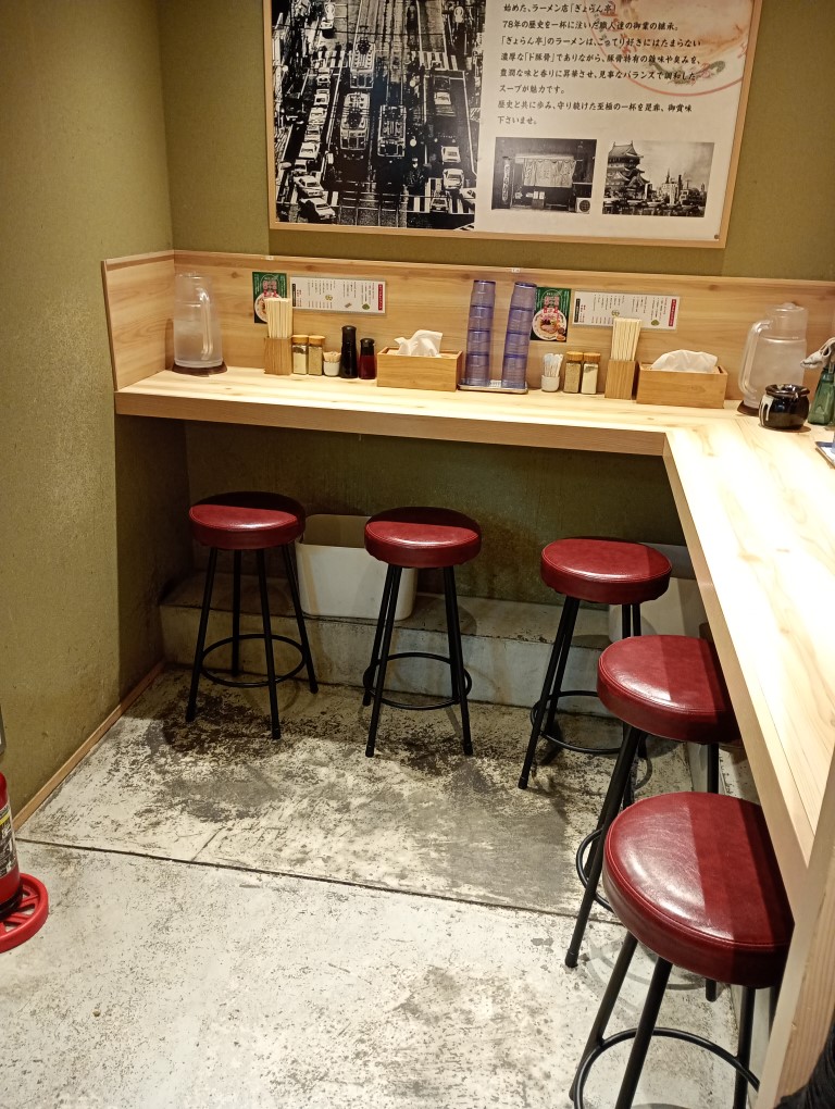ぎょらん亭大名店 北九州 ラーメン カウンター 奥
