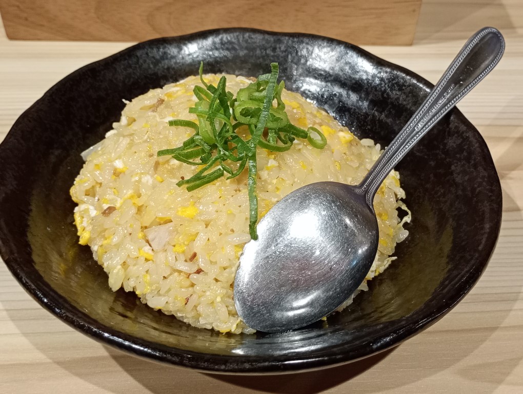 ぎょらん亭大名店 北九州 ラーメン カウンター 半チャーハン