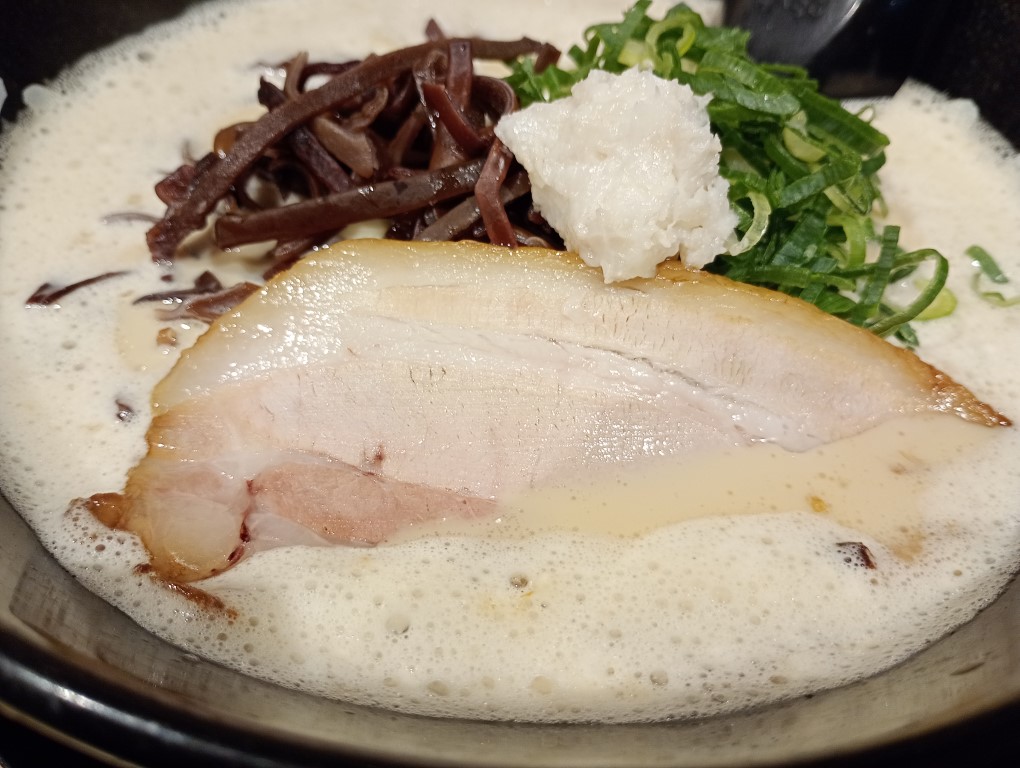 ぎょらん亭大名店 北九州 ラーメン カウンター チャーシュー