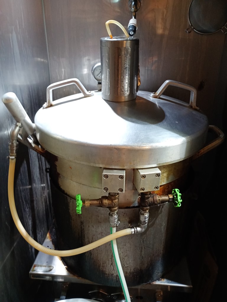 ぎょらん亭大名店 北九州 ラーメン カウンター どろラーメン向けスープ