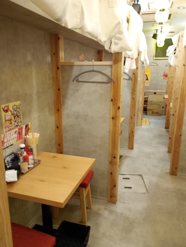 串とメシにはサケキタル。天神駅前店　店内