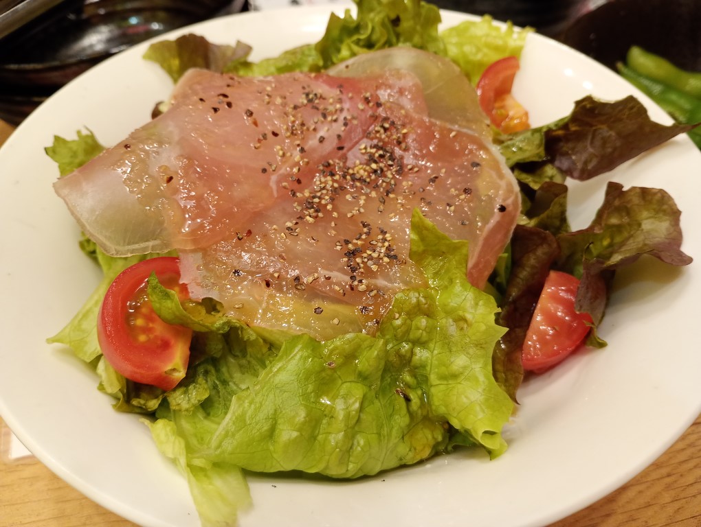 串とメシにはサケキタル。天神駅前店　生ハムのサラダ
