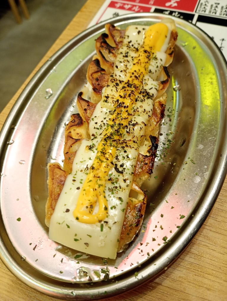 串とメシにはサケキタル。天神駅前店　餃子wチーズ