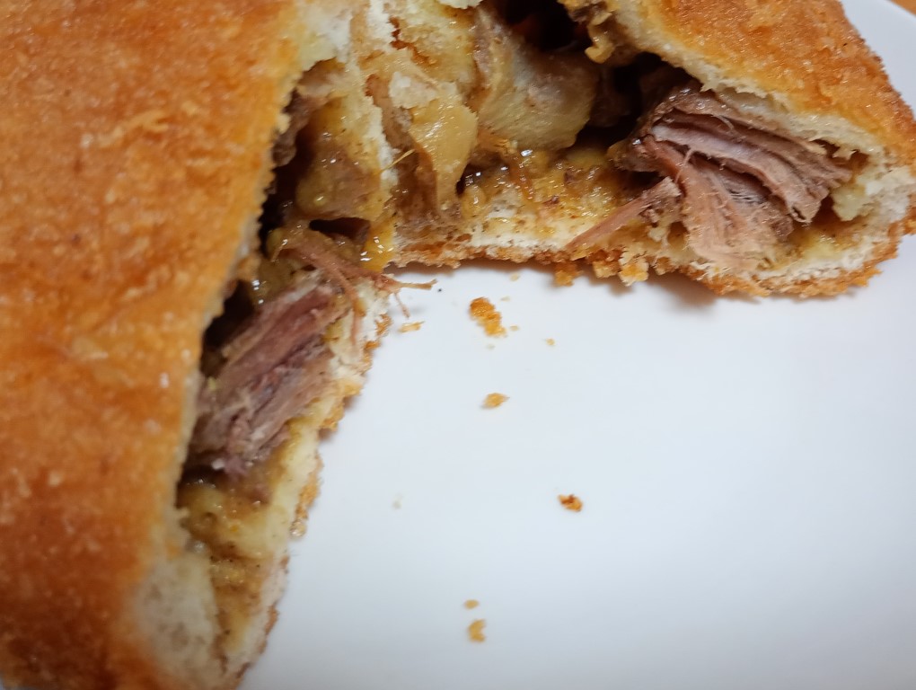 マキイ　ビーフカレーパン　カット